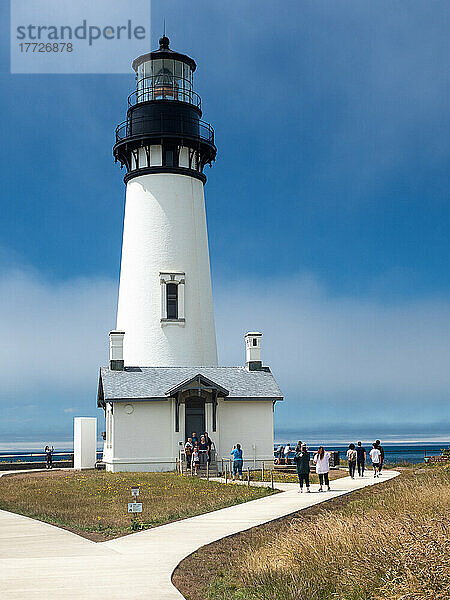 Leuchtturm Yaquina Head  der höchste der neun erhaltenen Leuchttürme Oregons aus dem 19. Jahrhundert  Oregon  Vereinigte Staaten von Amerika  Nordamerika