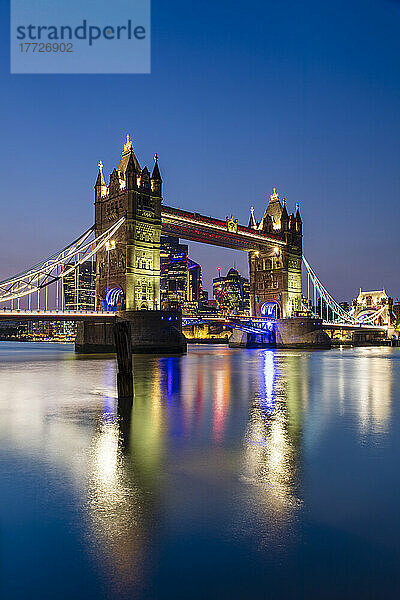 Tower Bridge und die Wolkenkratzer der City of London spiegeln sich bei Sonnenuntergang in der Themse  London  England  Vereinigtes Königreich  Europa