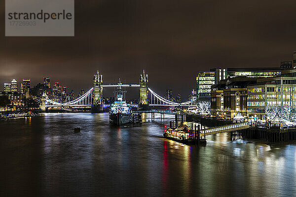 Tower Bridge und HMS Belfast auf der Themse bei Nacht  London  England  Vereinigtes Königreich  Europa