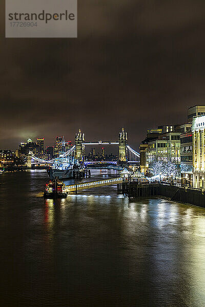 Tower Bridge und HMS Belfast auf der Themse bei Nacht  London  England  Vereinigtes Königreich  Europa