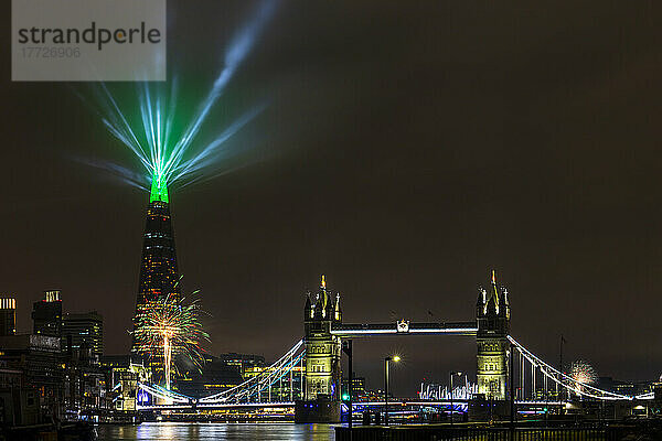 Neujahr 2022 Feuerwerk und Lichtshow von The Shard und Tower Bridge  London  England  Vereinigtes Königreich  Europa