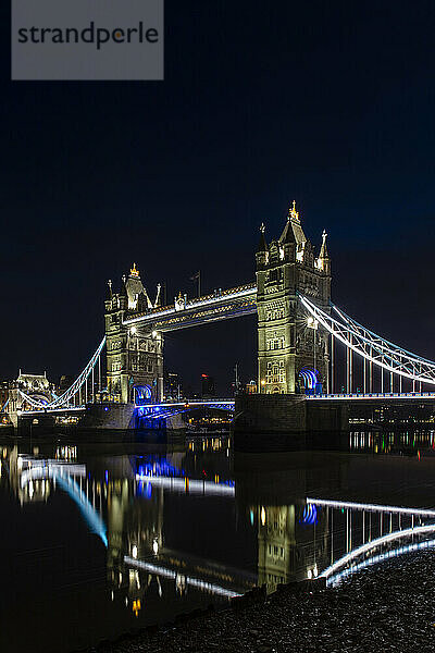 Tower Bridge bei Nacht kurz vor Sonnenaufgang  spiegelt sich in der stillen Themse  London  England  Vereinigtes Königreich  Europa