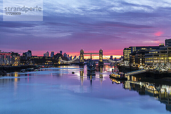Tower Bridge und HMS Belfast spiegeln sich bei Sonnenuntergang in der stillen Themse  London  England  Vereinigtes Königreich  Europa