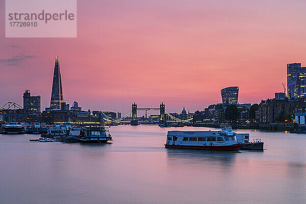 Der Shard  die Tower Bridge und die Skyline der City of London mit Flussbooten auf der Themse bei Sonnenuntergang  London  England  Vereinigtes Königreich  Europa