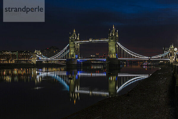Tower Bridge bei Nacht kurz vor Sonnenaufgang  spiegelt sich in der stillen Themse  London  England  Vereinigtes Königreich  Europa