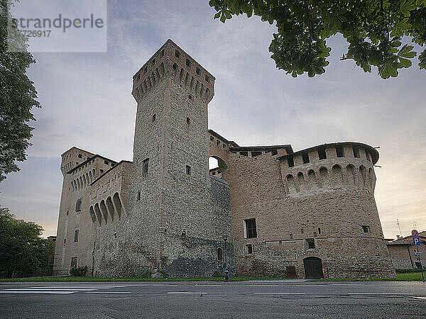 Mittelalterliche Burg von Vignola mit Wehrturm  eingerahmt von Ästen  Vignola  Emilia Romagna  Italien  Europa