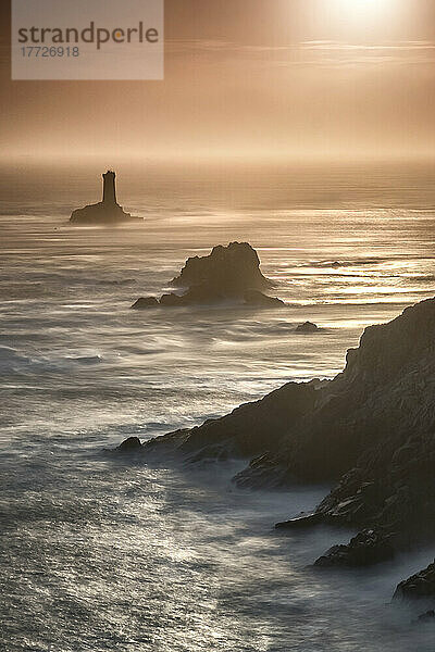 Leuchtturm Pointe du Raz und Klippen bei Sonnenuntergang in Finisterre  Bretagne  Frankreich  Europa