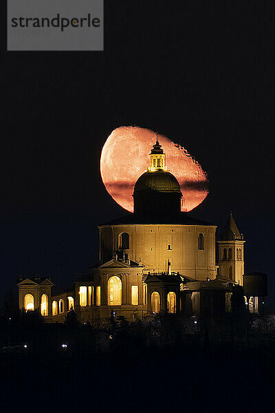 Mond im dritten Viertel über dem Heiligtum San Luca bei Nacht  Bologna  Emilia Romagna  Italien  Europa