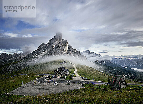 Morgennebel  Langzeitbelichtung  am Passo Giau mit dem Berg Ra Gusela im Nebel  Cortina d'Ampezzo  Dolomiten  Italien  Europa