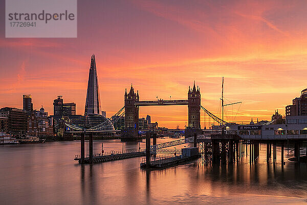 Tower Bridge  Butler's Wharf und The Shard bei Sonnenuntergang  aufgenommen von Wapping  London  England  Vereinigtes Königreich  Europa