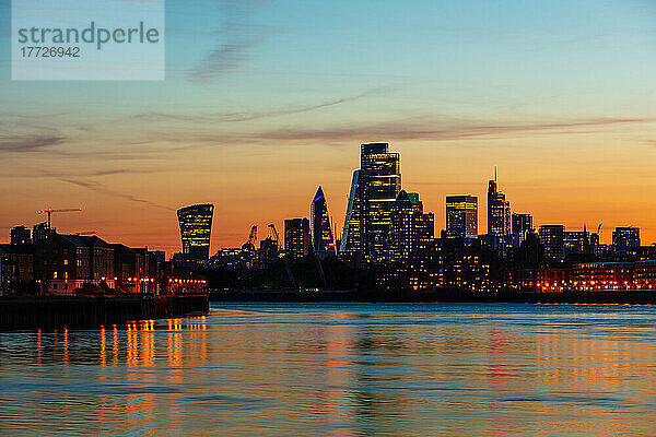 Die Skyline der City of London bei Sonnenuntergang spiegelt sich in der Themse  London  England  Vereinigtes Königreich  Europa