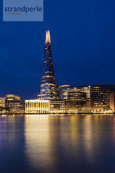 Der Splitter spiegelt sich vor Sonnenaufgang in der Themse  London  England  Vereinigtes Königreich  Europa