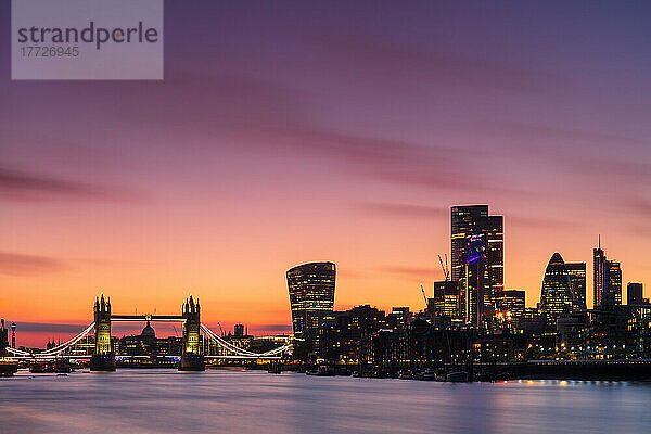 Die Skyline der City of London bei Sonnenuntergang  einschließlich Tower Bridge  The Gherkin und The Walkie Talkie Building  London  England  Vereinigtes Königreich  Europa