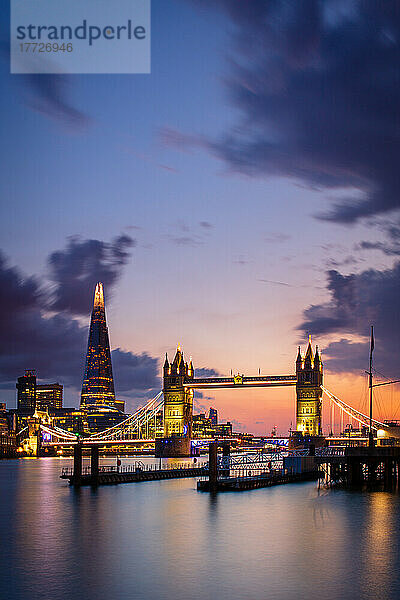 Tower Bridge und The Shard bei Sonnenuntergang  aufgenommen von Wapping  London  England  Vereinigtes Königreich  Europa