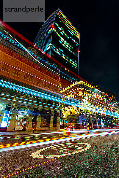 Walkie Talkie Building (20 Fenchurch Street) mit Lichtspuren bei Nacht  City of London  London  England  Vereinigtes Königreich  Europa