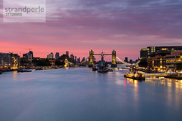 Tower Bridge  HMS Belfast  Themse und Canary Wharf Skyline bei Sonnenaufgang  London  England  Vereinigtes Königreich  Europa