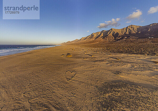 Luftaufnahme des Strandes und der Berge von Cofete  Fuerteventura  Kanarische Inseln  Spanien  Atlantik  Europa