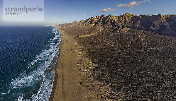 Luftaufnahme des Strandes und der Berge von Cofete  Fuerteventura  Kanarische Inseln  Spanien  Atlantik  Europa