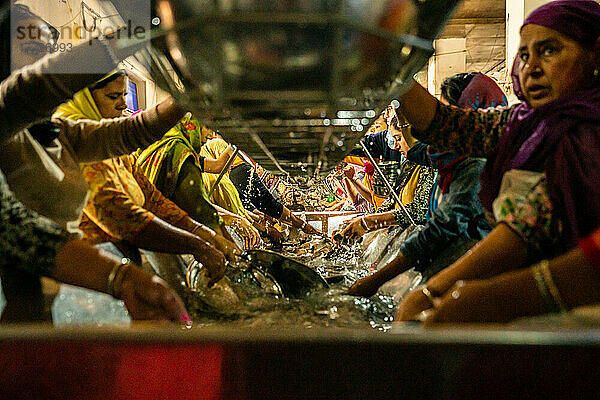 Freiwillige spülen das gesamte Geschirr im Goldenen Tempel in Amritsar  Punjab  Indien und Asien von Hand