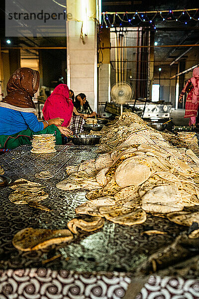 Ein Stapel frischer Roti wird im Goldenen Tempel  Amritsar  Punjab  Indien  Asien sortiert