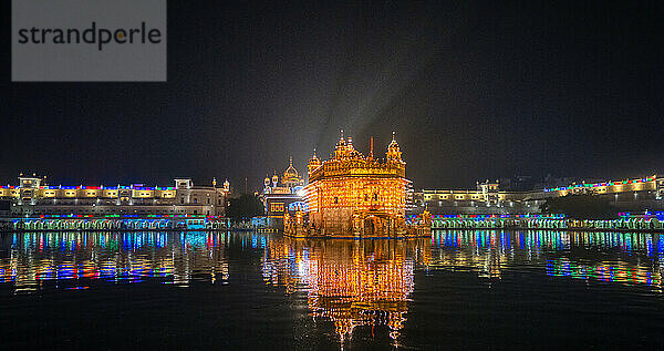 Der Goldene Tempel bei Nacht während einer Feier  Amritsar  Punjab  Indien  Asien