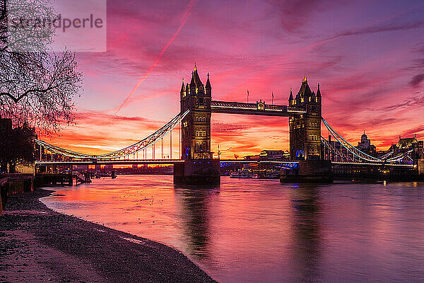Sonnenaufgangsansicht der Tower Bridge vom Tower Wharf  Tower of London  London  England  Vereinigtes Königreich  Europa