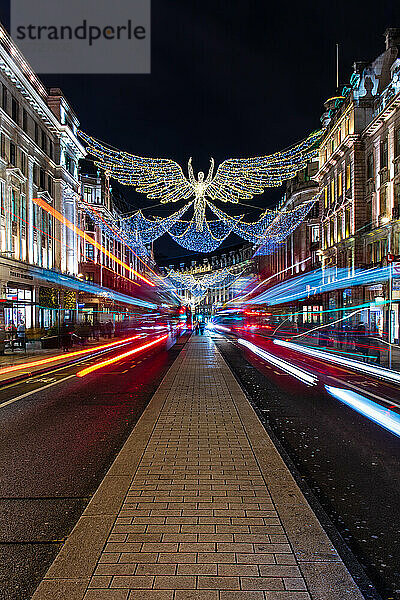 Weihnachtsdekorationen in der Regent Street mit Lichtspuren  London  England  Vereinigtes Königreich  Europa