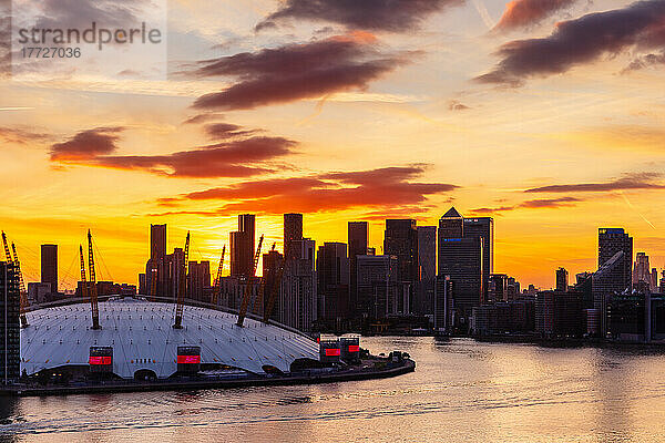 Sonnenuntergang hinter Canary Wharf  Docklands und O2 Arena  London  England  Vereinigtes Königreich  Europa