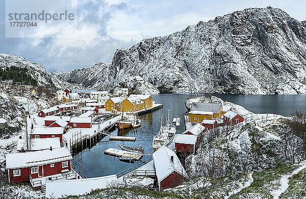 Panorama des Fischerdorfes Nusfjord und des im Winter schneebedeckten Hafens  Nordland  Lofoten  Norwegen  Skandinavien  Europa