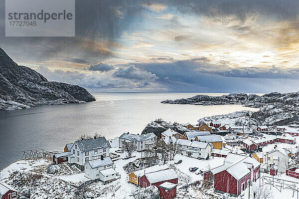 Luftaufnahme traditioneller  im Winter schneebedeckter Holzhäuser  Nusfjord  Kreis Nordland  Lofoten  Norwegen  Skandinavien  Europa