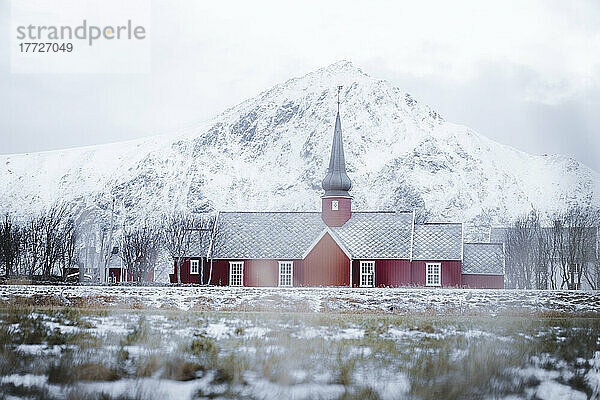 Rote Kirche von Flakstad im Winternebel  Flakstad  Kreis Nordland  Lofoten  Norwegen  Skandinavien  Europa