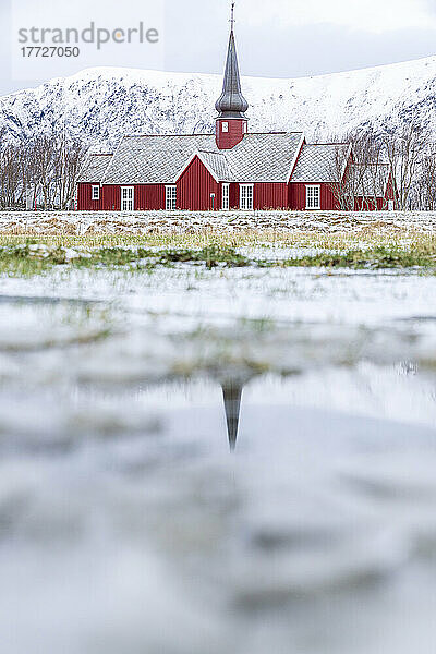 Kirche von Flakstad spiegelt sich in einem Teich im Winter  Kreis Nordland  Lofoten  Norwegen  Skandinavien  Europa