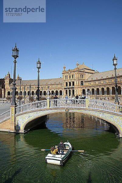 Ruderboot auf dem Kanal der Plaza de Espana  Sevilla  Andalusien  Spanien  Europa