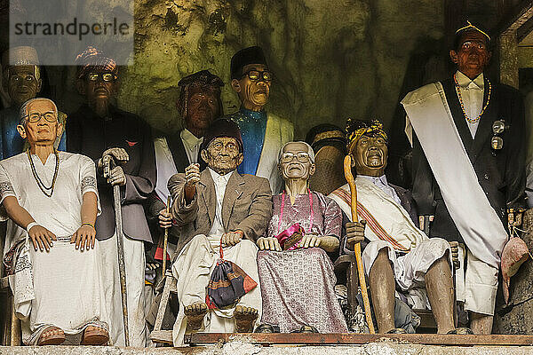 Bildnisse von Toten (Tau Tau)  begraben in den Londa-Höhlen  in der Nähe der Stadt Rantepao  Londa  Rantepao  Toraja  Süd-Sulawesi  Indonesien  Südostasien  Asien