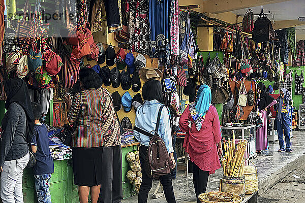Bunte Taschen und andere Souvenirs auf dem Markt im Zentrum der Hauptstadt Nord-Torajan  Rantepao  Toraja  Süd-Sulawesi  Indonesien  Südostasien  Asien
