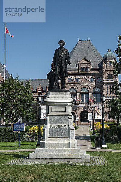 Macdonald-Statue vor dem Gebäude der gesetzgebenden Versammlung von Ontario im Sommer  Queens Park  Toronto  Ontario  Kanada  Nordamerika