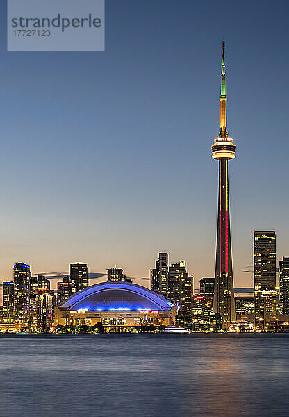 Skyline von Toronto mit dem CN Tower bei Nacht  von Toronto Island  Toronto  Ontario  Kanada  Nordamerika