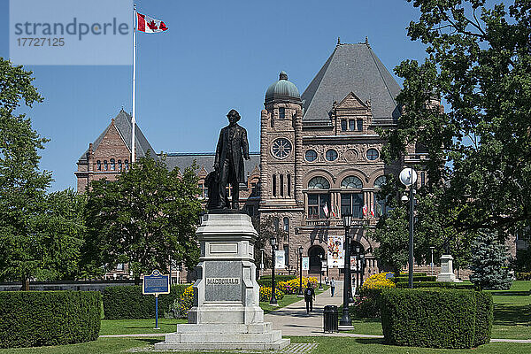 Macdonald-Statue vor dem Gebäude der gesetzgebenden Versammlung von Ontario im Sommer  Queens Park  Toronto  Ontario  Kanada  Nordamerika