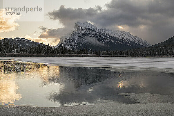 Sonnenaufgang am Mount Rundle und Vermillion Lakes mit Eis und Schnee  Banff-Nationalpark  UNESCO-Weltkulturerbe  Alberta  Kanadische Rocky Mountains  Kanada  Nordamerika