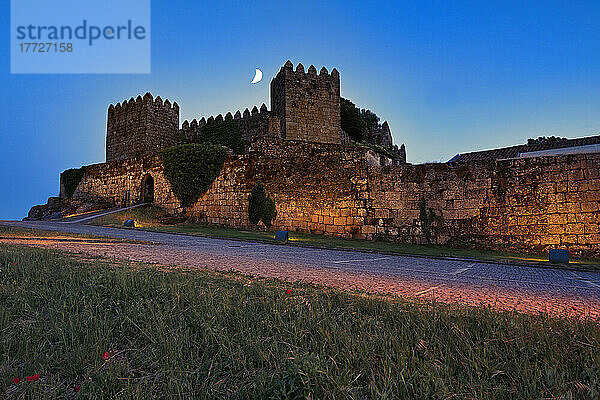 Tor und Stadtmauer des Verrats in der Dämmerung  Burg Trancoso  Serra da Estrela  Centro  Portugal  Europa