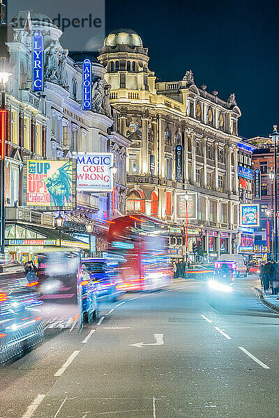 Shaftesbury Avenue  auch bekannt als Theatreland  bei Nacht  London  England  Vereinigtes Königreich  Europa