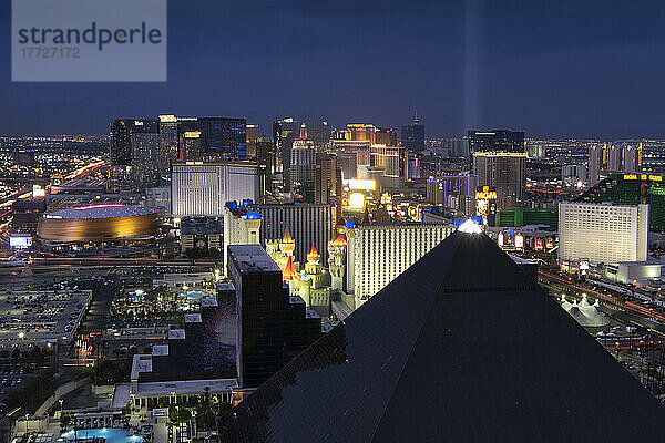 Erhöhter Blick auf das Luxor Hotel and Casino und den Las Vegas Strip bei Nacht  Las Vegas  Nevada  Vereinigte Staaten von Amerika  Nordamerika