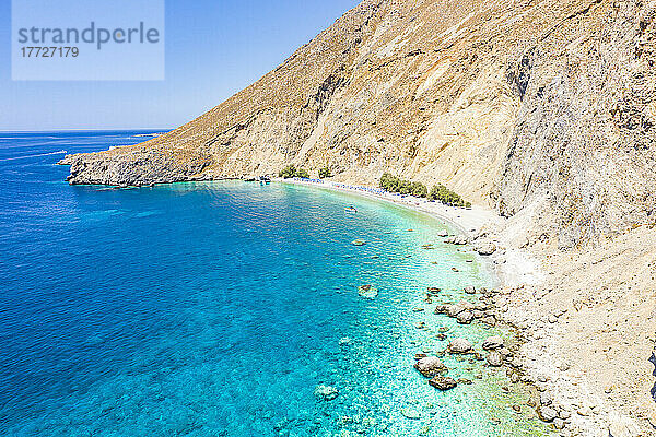 Luftaufnahme des malerischen Strandes Glyka Nera am kristallklaren türkisfarbenen Meer  Hora Sfakion  Insel Kreta  griechische Inseln  Griechenland  Europa