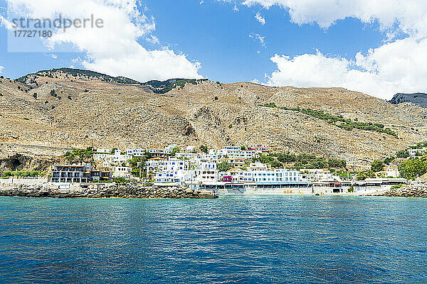 Blick auf den Badeort Hora Sfakion von der Bootsfahrt im blauen Meer  Insel Kreta  griechische Inseln  Griechenland  Europa