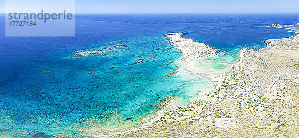 Luftaufnahme des exotischen Strandes von Elafonisi entlang einer Insellagune  Insel Kreta  griechische Inseln  Griechenland  Europa