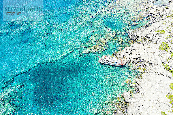 Luftaufnahme einer Yacht  die im kristallklaren Meer festgemacht ist  Insel Kreta  griechische Inseln  Griechenland  Europa