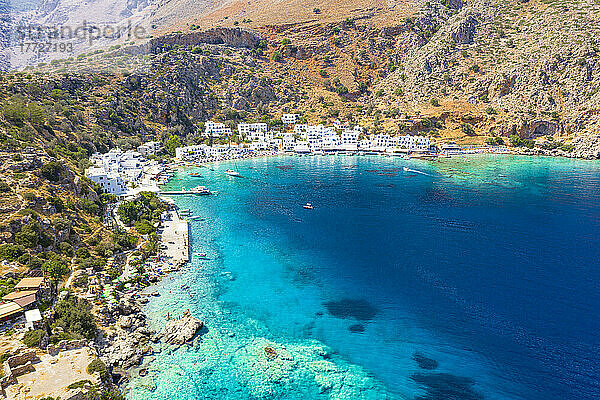 Luftaufnahme der traditionellen weiß getünchten Gebäude des Dorfes Loutro und des transparenten Meeres  Insel Kreta  griechische Inseln  Griechenland  Europa