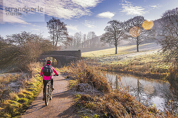 Blick auf Radfahrer und frostigen Morgen am Cromford Canal  Derbyshire  England  Vereinigtes Königreich  Europa
