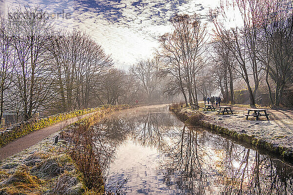 Blick auf den Makrelenhimmel und den frostigen Morgen am Cromford Canal  Derbyshire  England  Vereinigtes Königreich  Europa