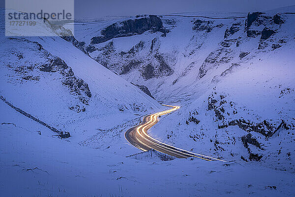 Blick auf die Wegbeleuchtung auf dem schneebedeckten Winnats Pass in der Nähe von Castleton  Derbyshire  England  Vereinigtes Königreich  Europa